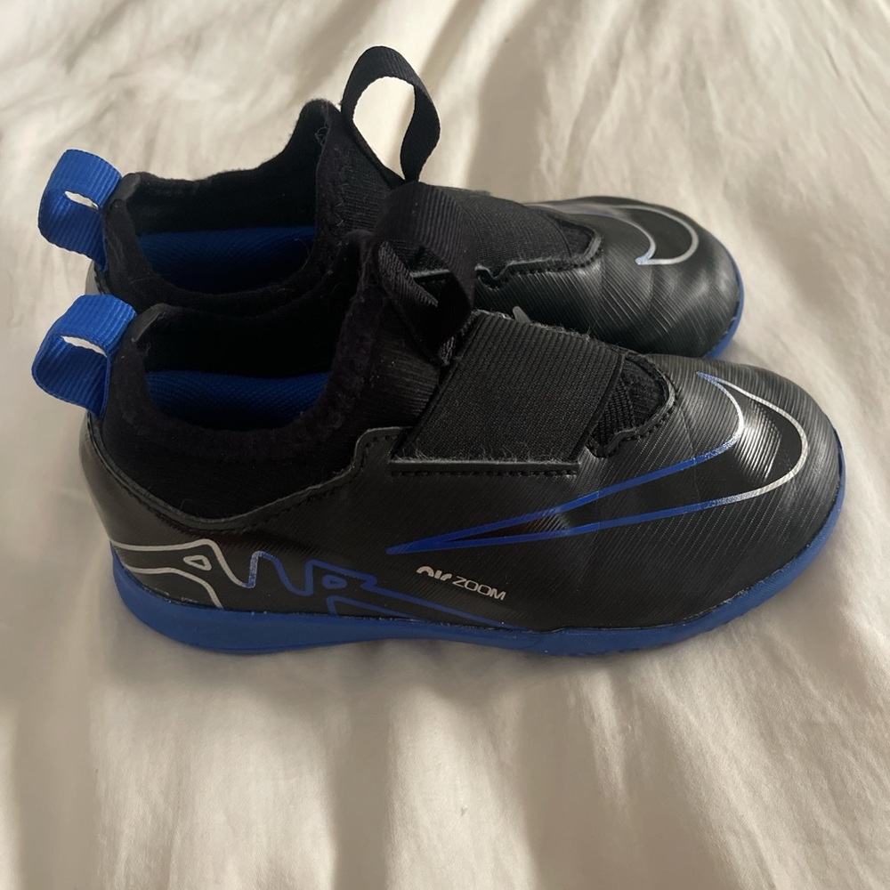 Nike Jr. Mercurial Vapor 15 Academy
Little/Big Kids' Indoor/Court Low-Top